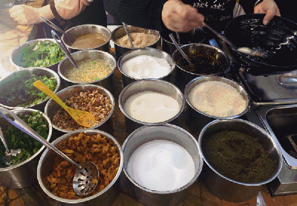 Image related to Why can a single bowl of Xiaomian represent Chongqing?