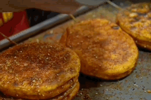 Image related to The Northwest Carb Capital Where Oil-Fried Bread and Fine Noodles Bloom, Keeping Millions Awake with Cravings