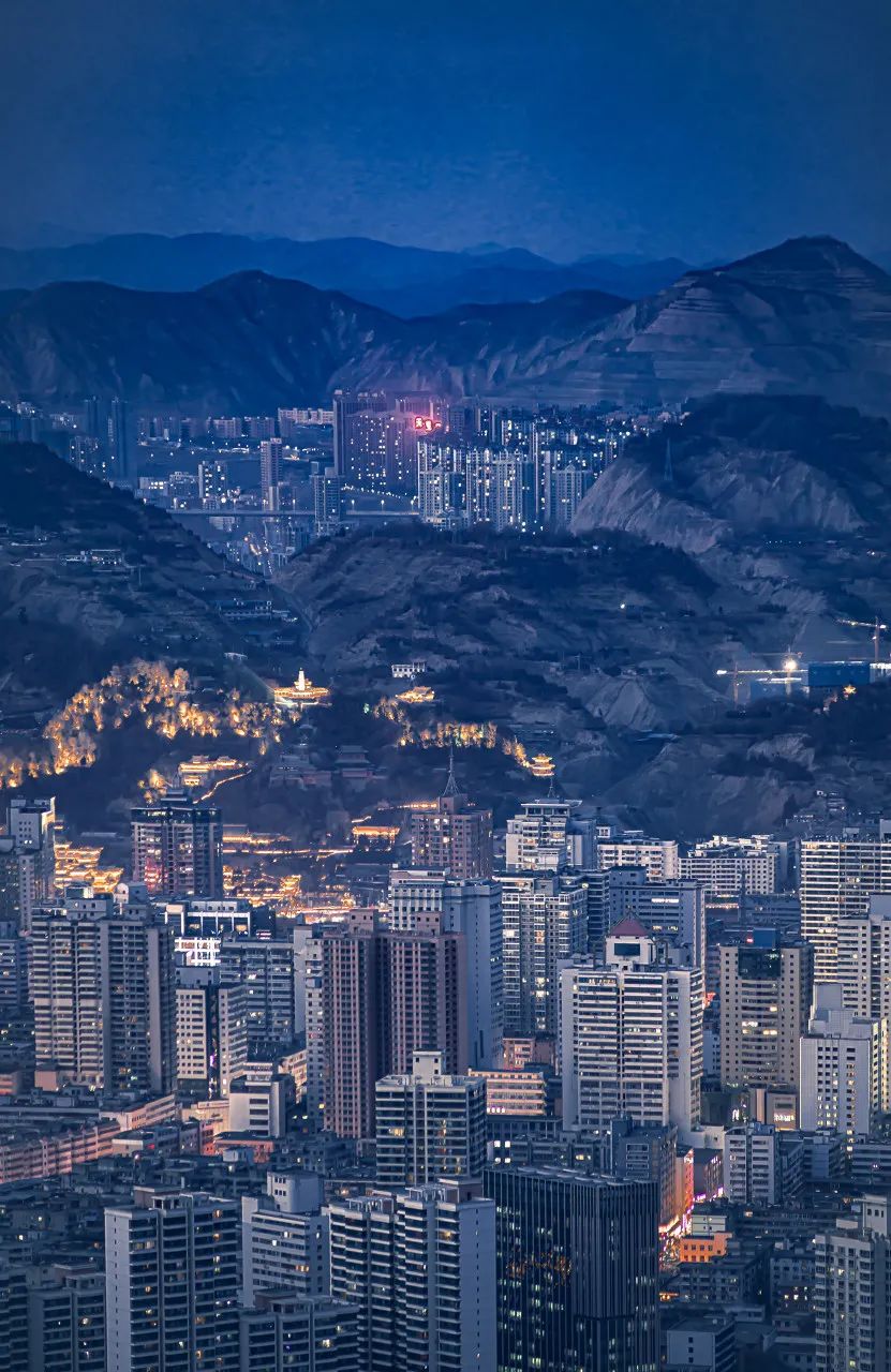 Image related to Lanzhou: A Bowl of Beef Noodles That Conquers the World! The First Bridge Over the Yellow River + Danxia Landforms, Northwest China's Romance Beyond Imagination