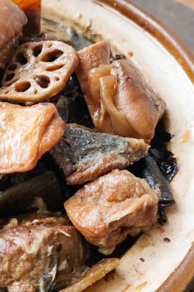Image related to A Pot Stews Mountains and Seas, Buns Bigger Than Faces: How Lavish Is This Province's New Year Feast?