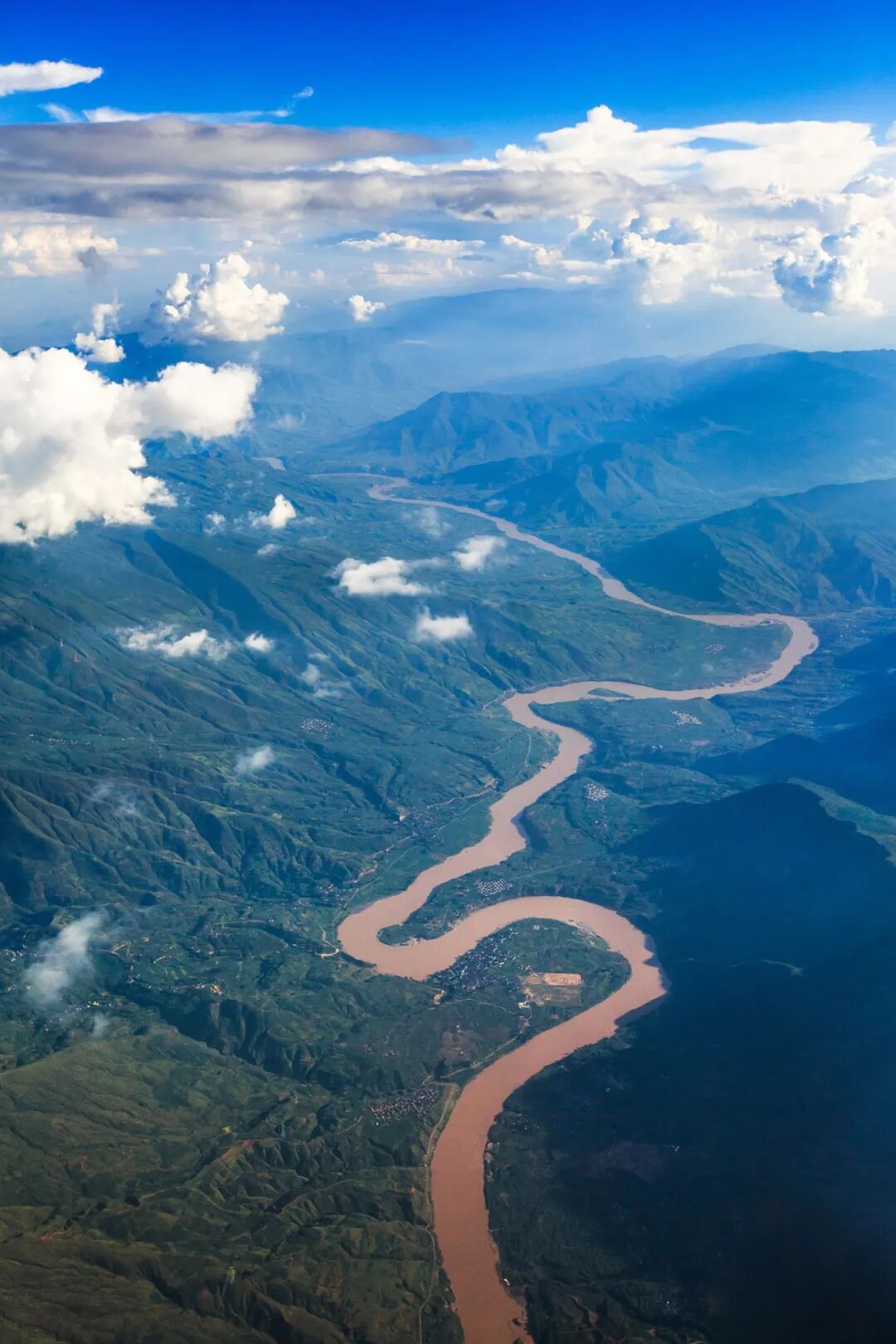 Image related to Rainforest Elephant Water Festival: Guess This Southern City Where People Wear Short Sleeves in Winter!
