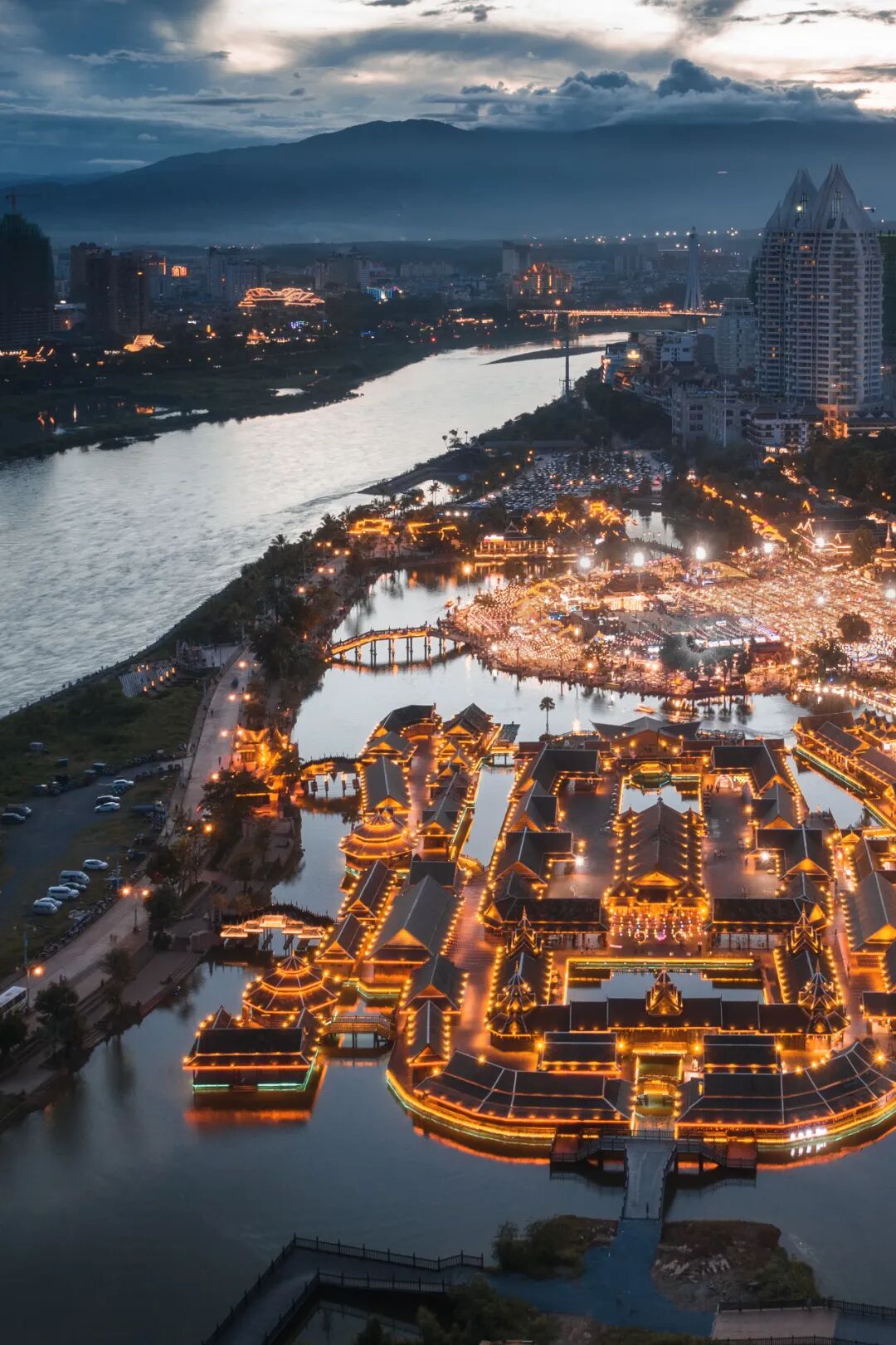 Image related to Rainforest Elephant Water Festival: Guess This Southern City Where People Wear Short Sleeves in Winter!