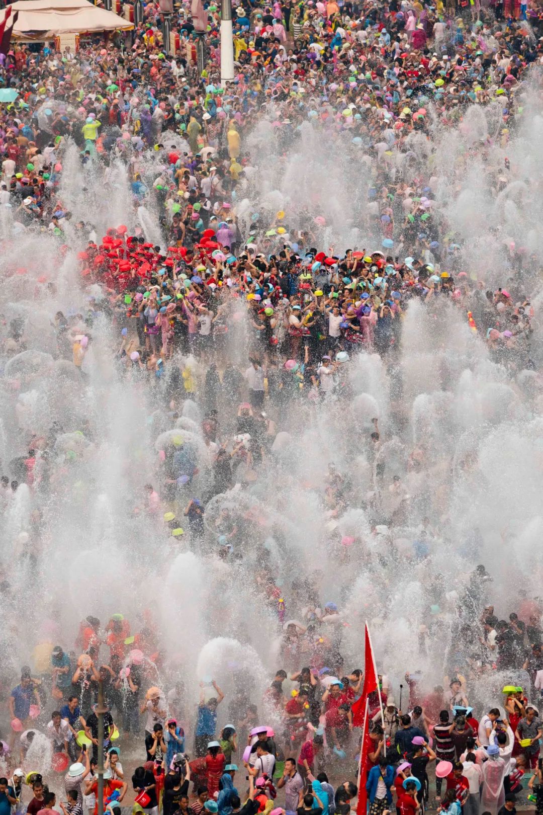 Image related to Rainforest Elephant Water Festival: Guess This Southern City Where People Wear Short Sleeves in Winter!