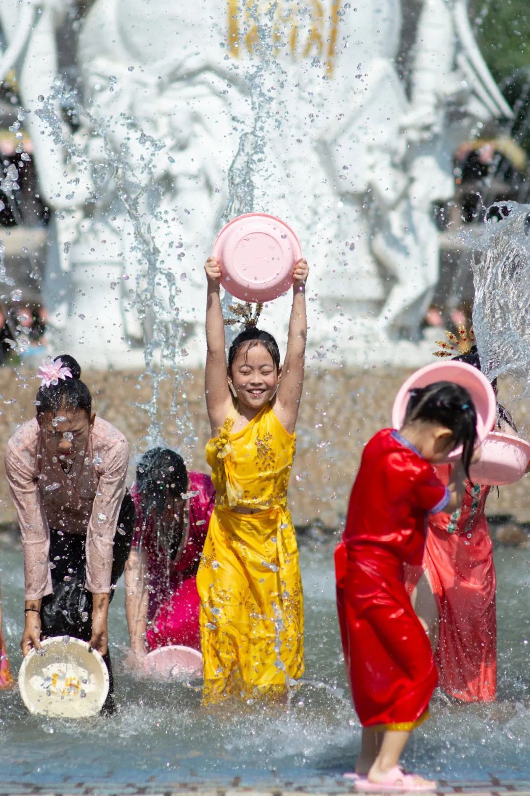 Image related to Rainforest Elephant Water Festival: Guess This Southern City Where People Wear Short Sleeves in Winter!