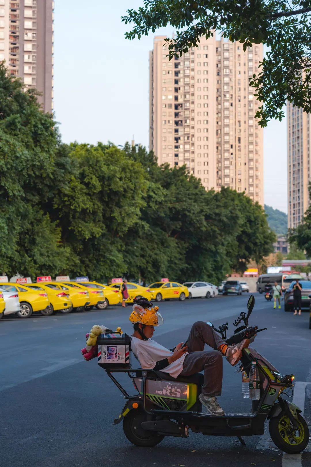 Image related to Only 16 Yuan for an All-You-Can-Eat Feast! Why Do Chongqing Locals Drive Ferraris to This Buffet?