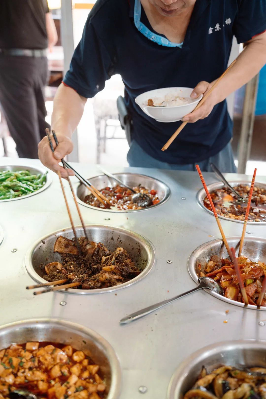 Image related to Only 16 Yuan for an All-You-Can-Eat Feast! Why Do Chongqing Locals Drive Ferraris to This Buffet?
