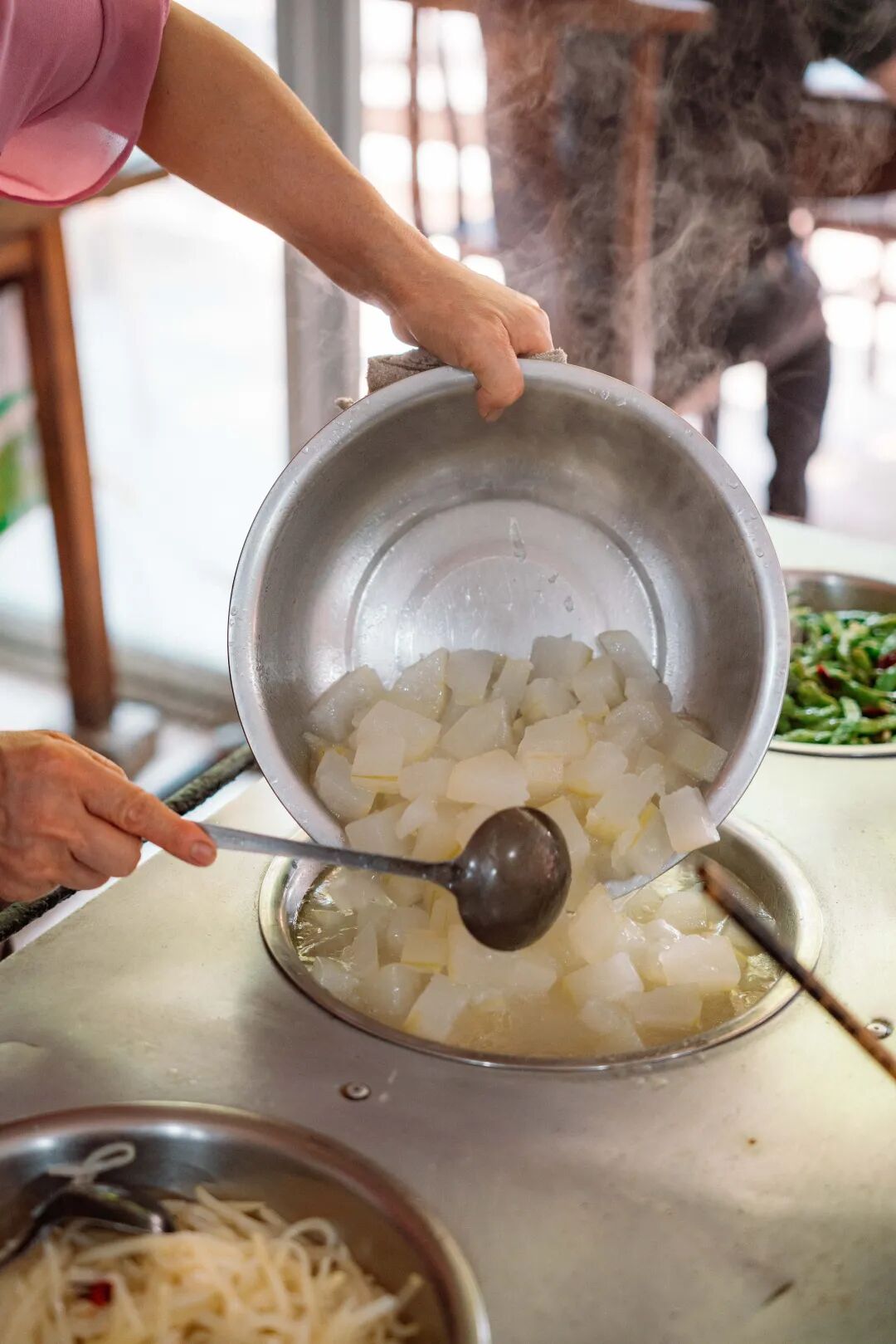 Image related to Only 16 Yuan for an All-You-Can-Eat Feast! Why Do Chongqing Locals Drive Ferraris to This Buffet?