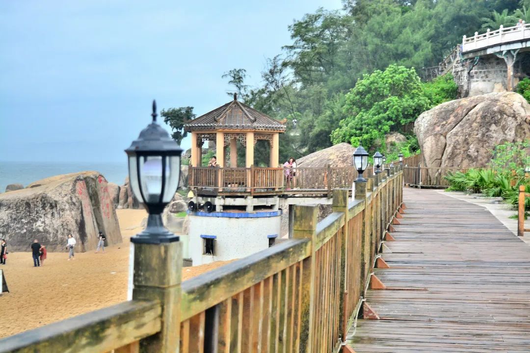 Image related to Zhanjiang: A Seafood Paradise That Will Blow Your Mind! Stunning Sea Views Rivaling Sanya + Mouthwatering Delights to Wow Your Feed – Worth the Trip for Food Alone