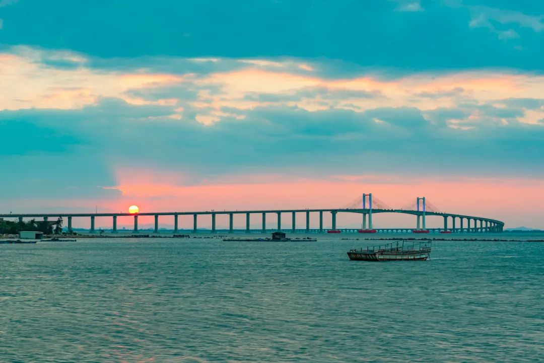 Image related to Zhanjiang: A Seafood Paradise That Will Blow Your Mind! Stunning Sea Views Rivaling Sanya + Mouthwatering Delights to Wow Your Feed – Worth the Trip for Food Alone