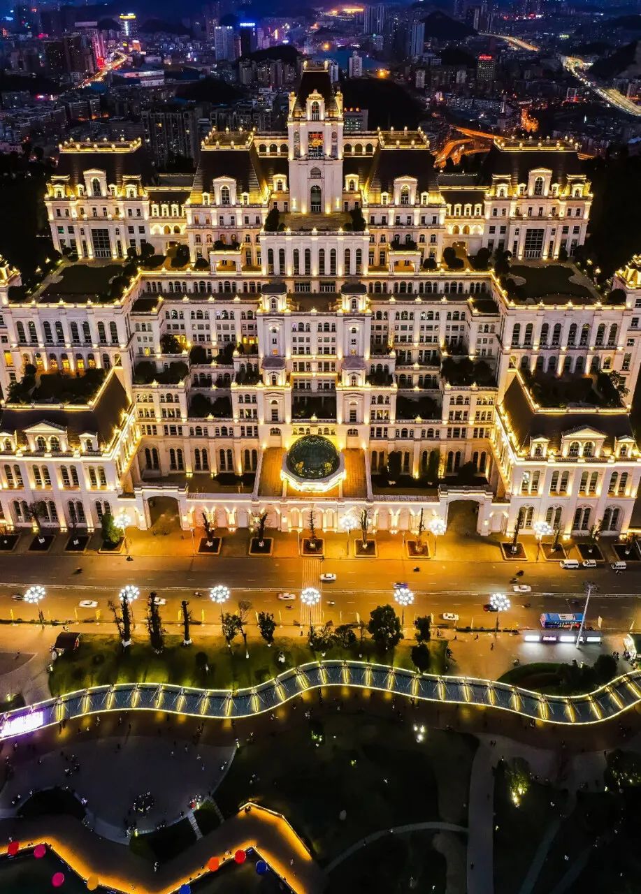 Image related to China's Most Luxurious Mansion: The 2.7-Billion-Yuan "White House" of Guiyang—Built for Just Two Families?