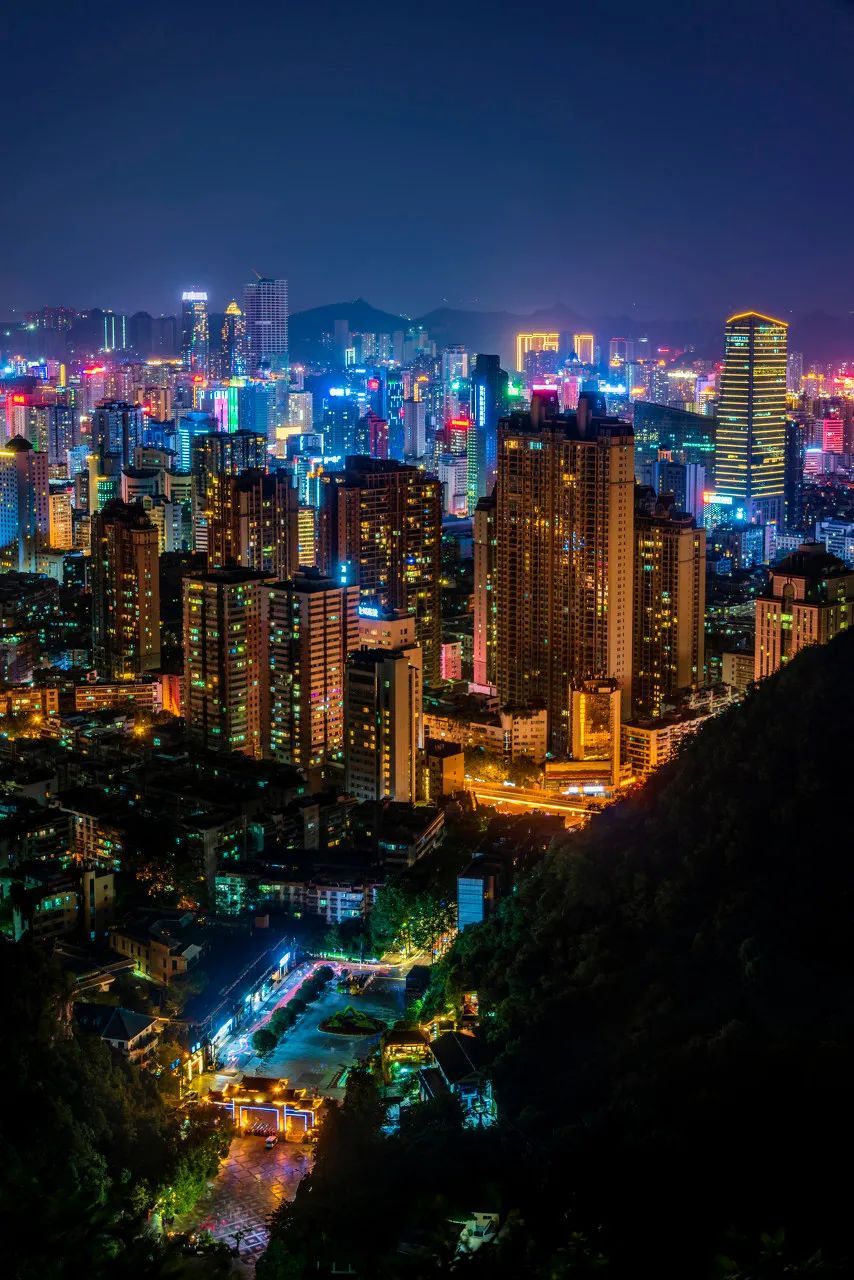 Image related to China's Most Luxurious Mansion: The 2.7-Billion-Yuan "White House" of Guiyang—Built for Just Two Families?