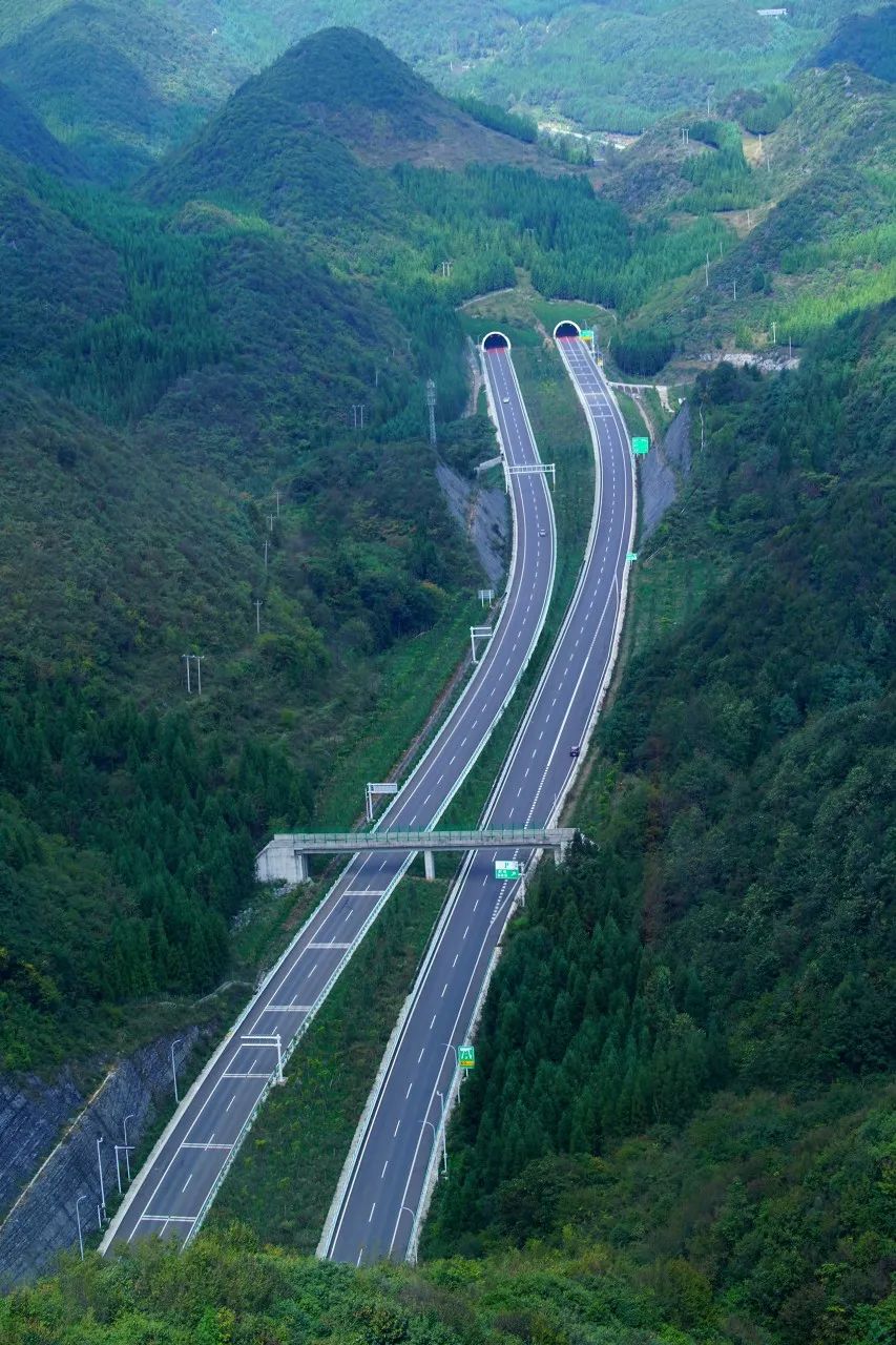 Image related to China's Most Luxurious Mansion: The 2.7-Billion-Yuan "White House" of Guiyang—Built for Just Two Families?