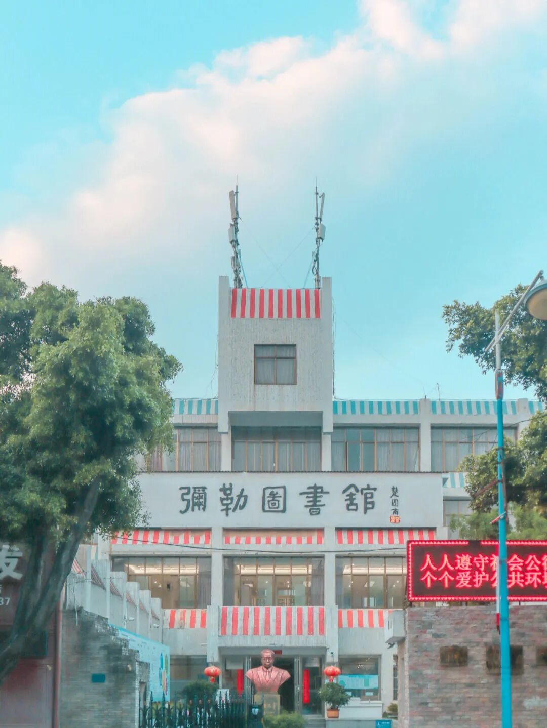 Image related to Mile: A Divine Town Sharing Buddha's Name! Winter at 22°C + Decade-Old Prices, Living a Moroccan Dream in Dongfengyun