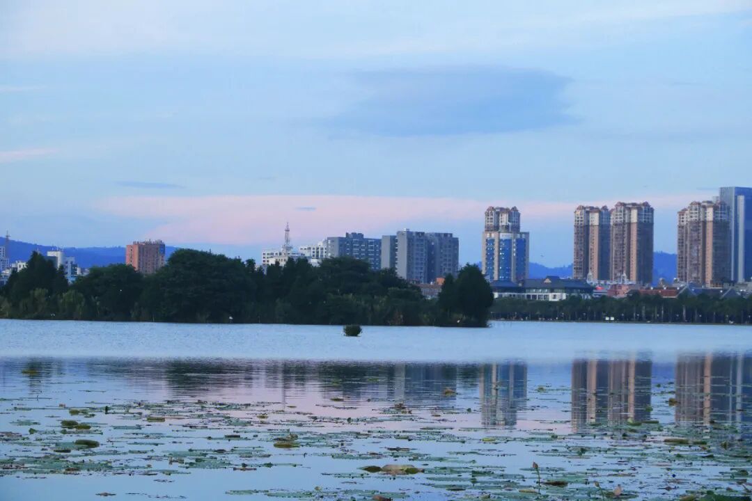 Image related to Mile: A Divine Town Sharing Buddha's Name! Winter at 22°C + Decade-Old Prices, Living a Moroccan Dream in Dongfengyun