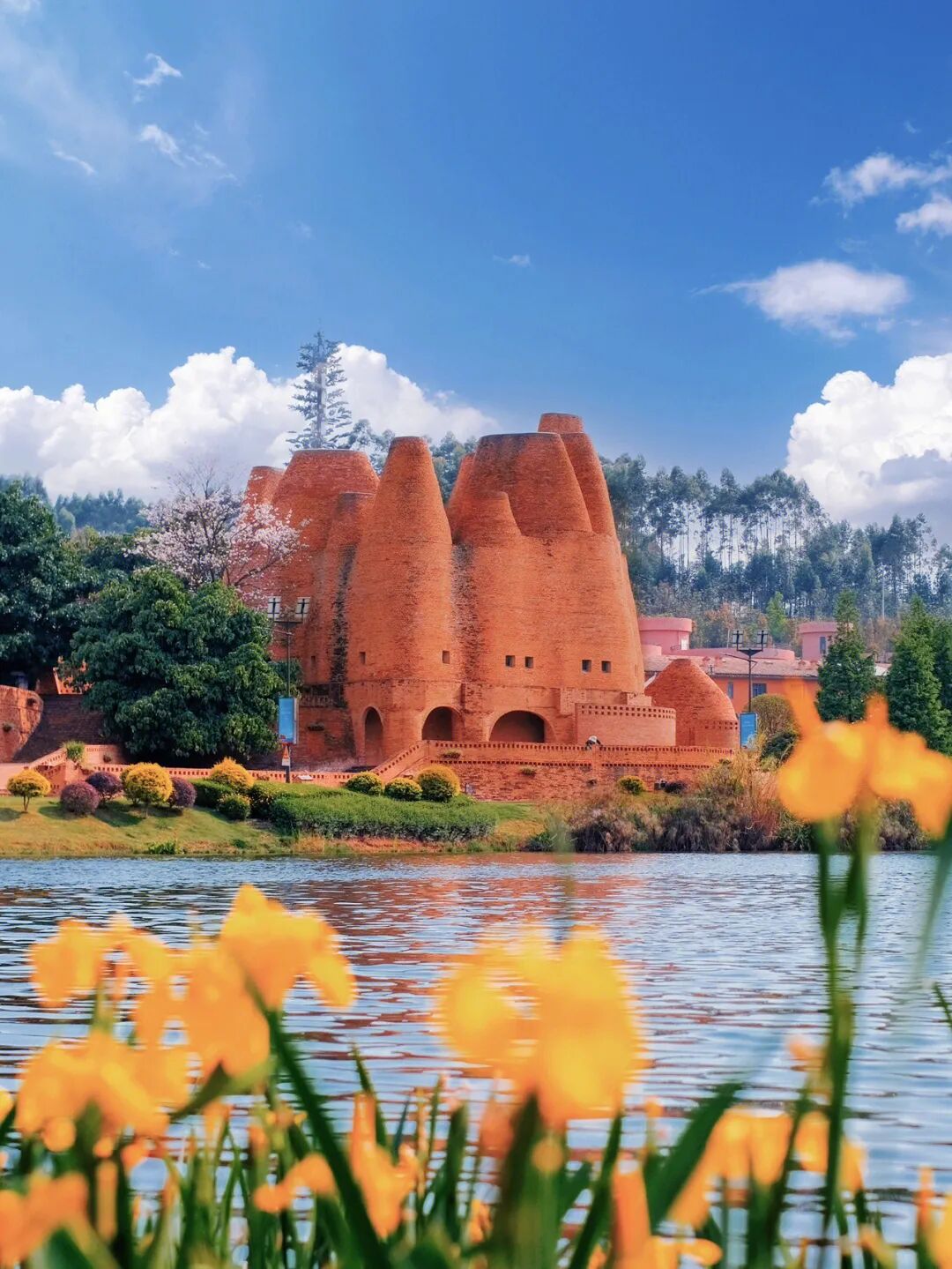 Mile: A Divine Town Sharing Buddha's Name! Winter at 22°C + Decade-Old Prices, Living a Moroccan Dream in Dongfengyun