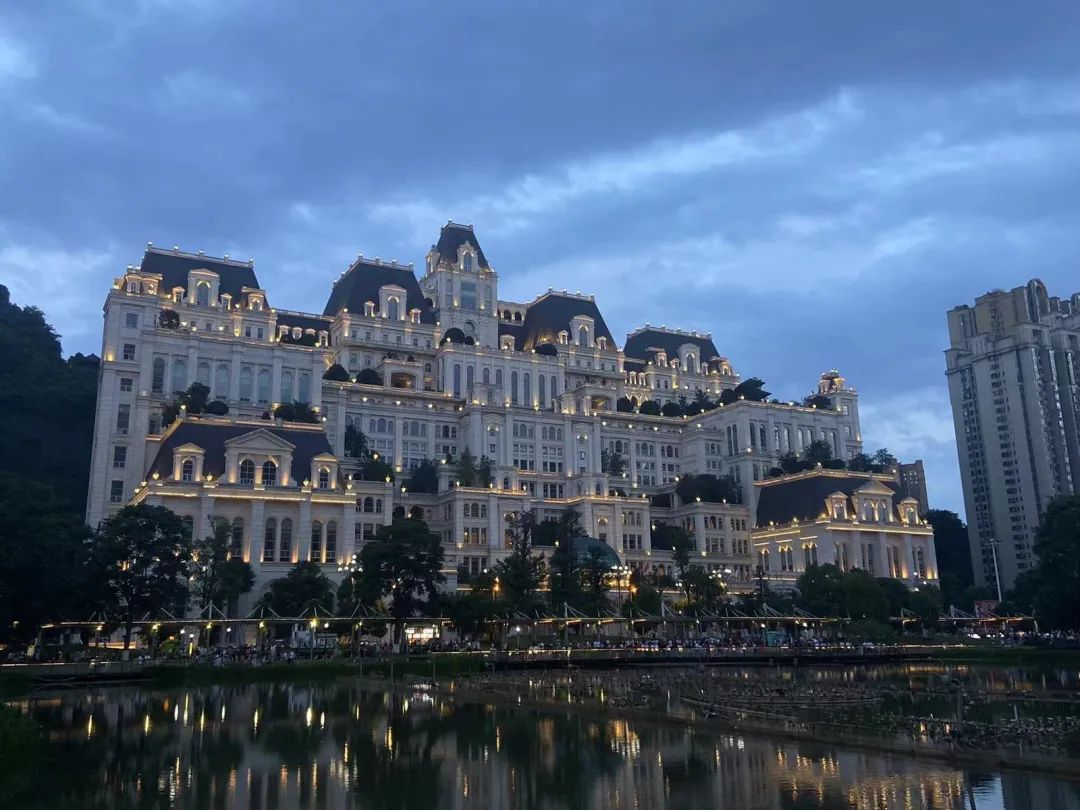 Image related to China's Most Luxurious Mansion: The 2.7-Billion-Yuan "White House" of Guiyang—Built for Just Two Families?
