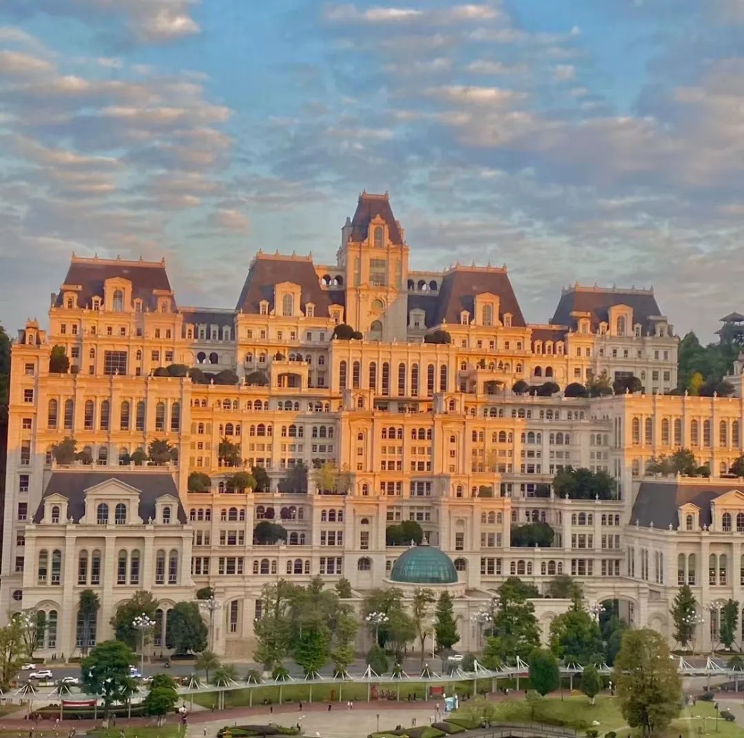 Image related to China's Most Luxurious Mansion: The 2.7-Billion-Yuan "White House" of Guiyang—Built for Just Two Families?