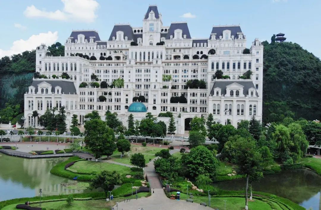 Image related to China's Most Luxurious Mansion: The 2.7-Billion-Yuan "White House" of Guiyang—Built for Just Two Families?