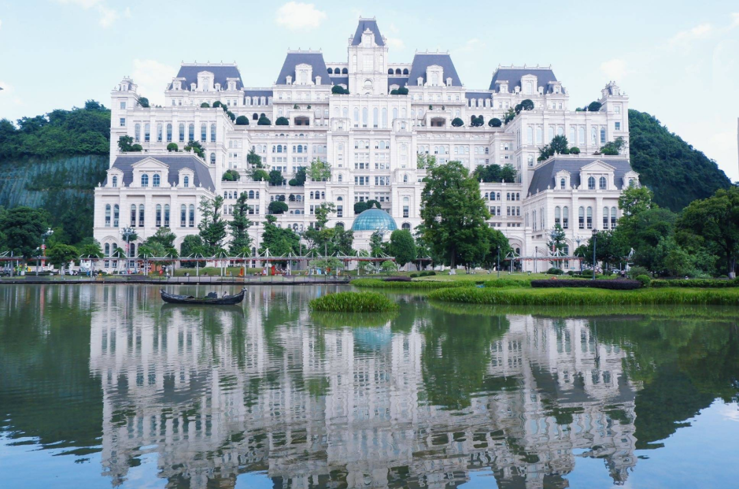 Image related to China's Most Luxurious Mansion: The 2.7-Billion-Yuan "White House" of Guiyang—Built for Just Two Families?