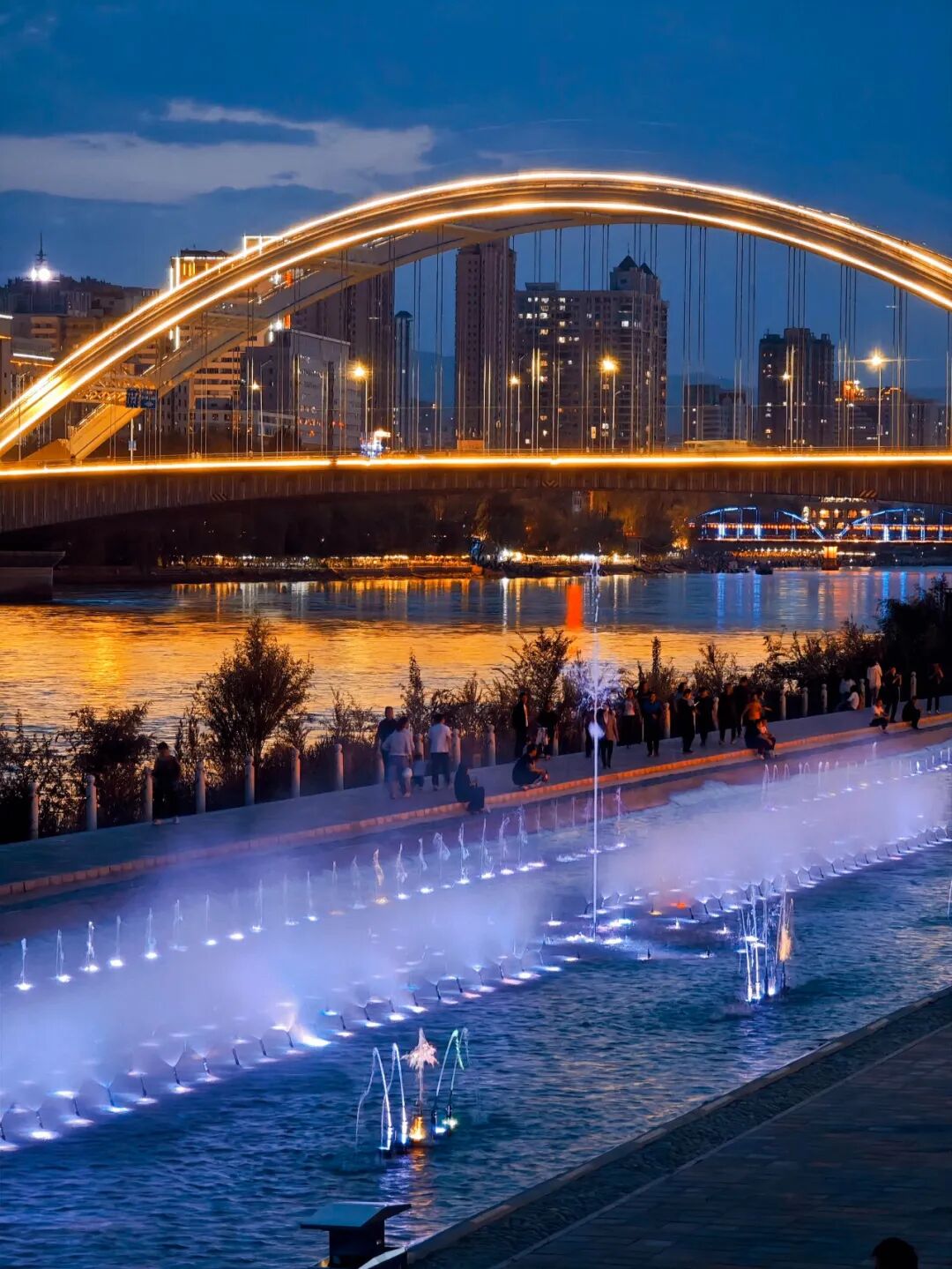 Image related to Lanzhou: A Bowl of Beef Noodles That Conquers the World! The First Bridge Over the Yellow River + Danxia Landforms, Northwest China's Romance Beyond Imagination