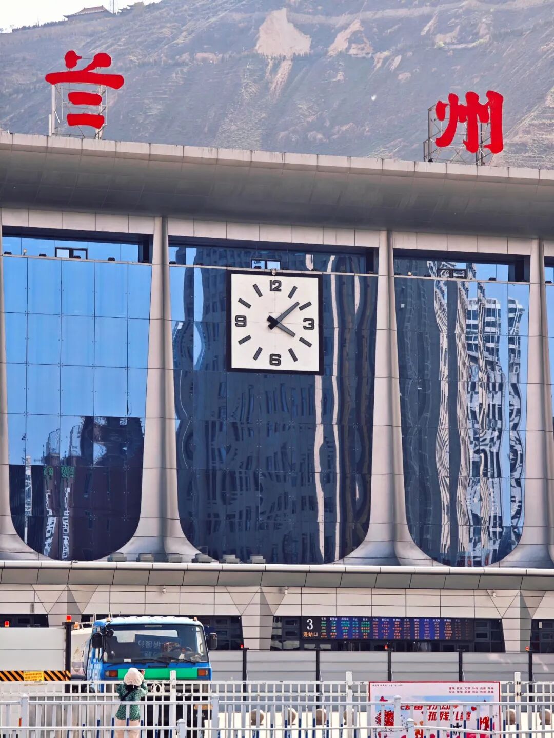 Lanzhou: A Bowl of Beef Noodles That Conquers the World! The First Bridge Over the Yellow River + Danxia Landforms, Northwest China's Romance Beyond Imagination