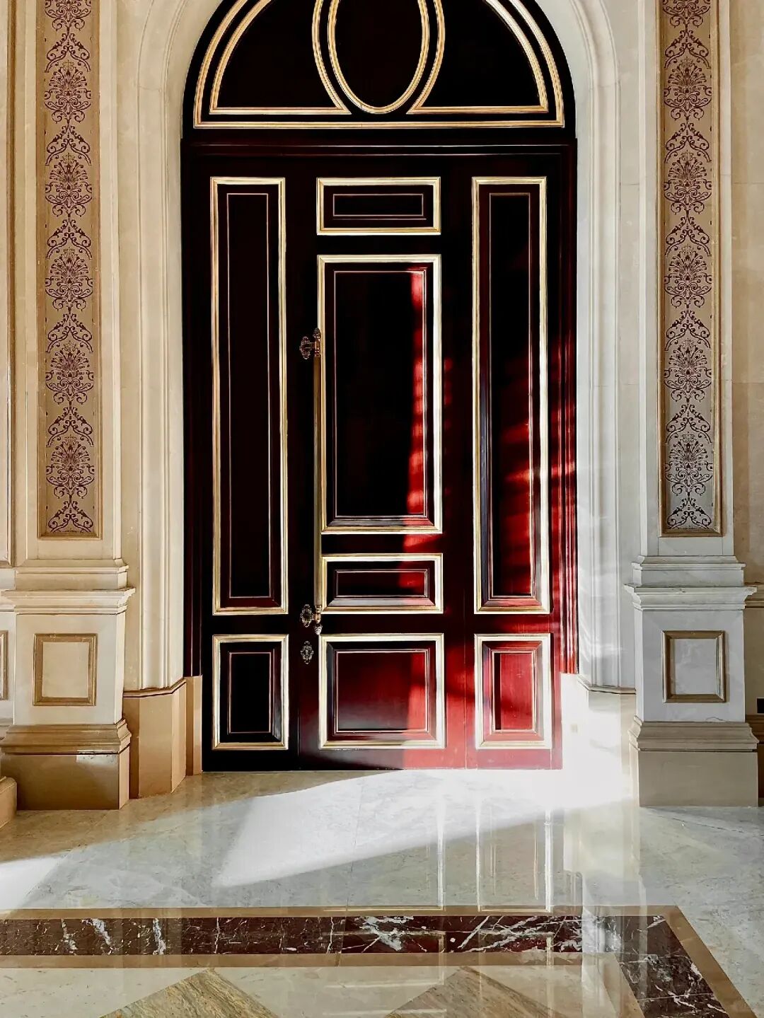Image related to China's Most Luxurious Mansion: The 2.7-Billion-Yuan "White House" of Guiyang—Built for Just Two Families?