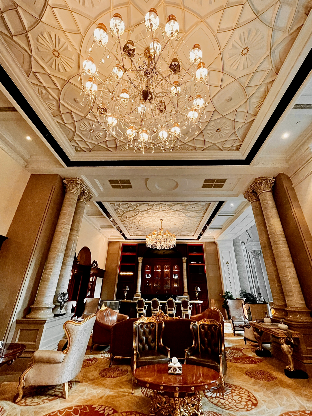 Image related to China's Most Luxurious Mansion: The 2.7-Billion-Yuan "White House" of Guiyang—Built for Just Two Families?